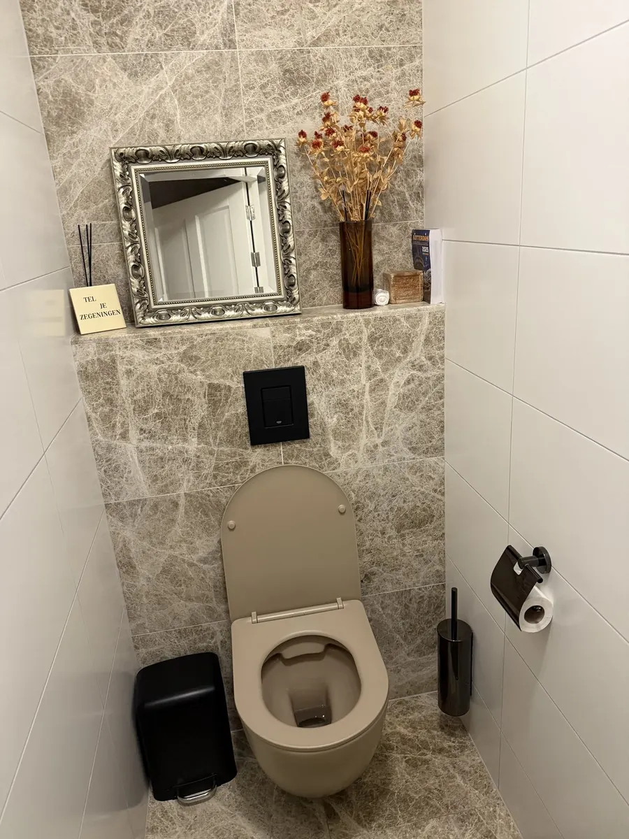 Sfeervol toilet met natuursteenlook in Crooswijk