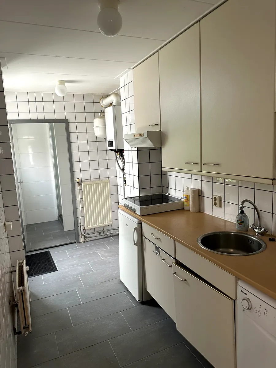 Oude keuken voor renovatie van het verhuurpand