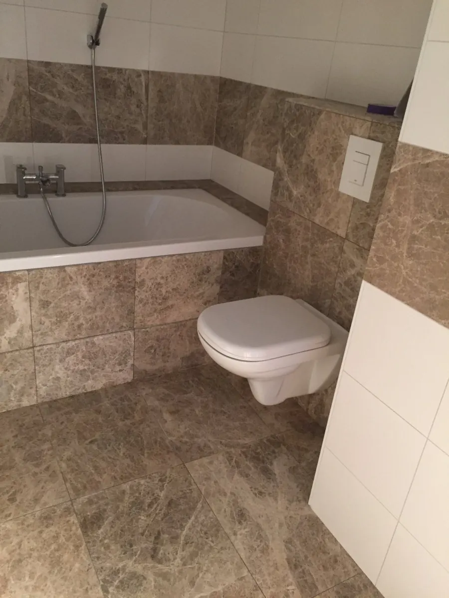 Badkamer in aanbouw met betegeld bad in Rotterdam Noord