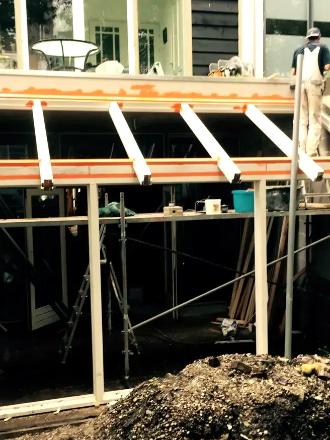 Houten uitbouw in aanbouw achter een woning